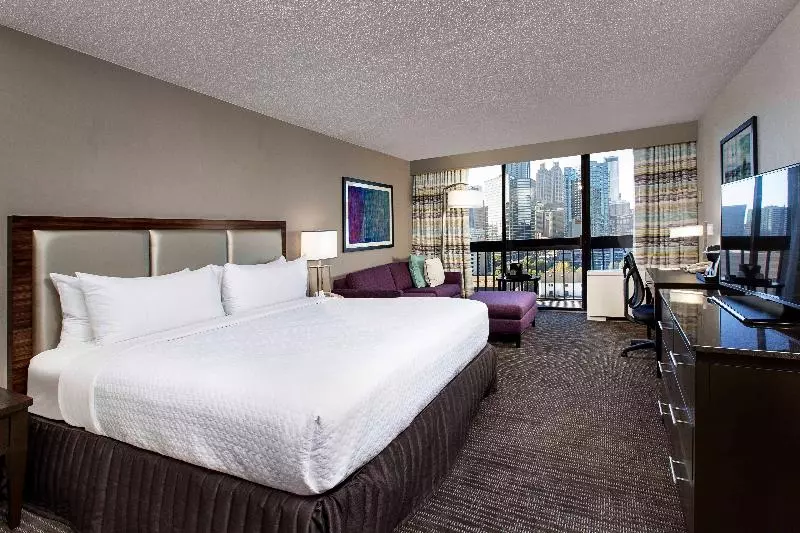 キングサイズベッドのスタンダードルーム, Crowne Plaza Atlanta  Midtown, An Ihg