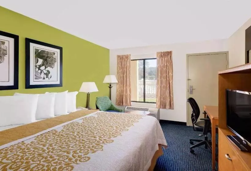 キングサイズベッドのデラックスルーム, Days Inn By Wyndham Easton