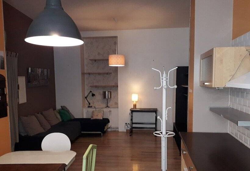 شقة غرفة واحدة, Des Jacobines