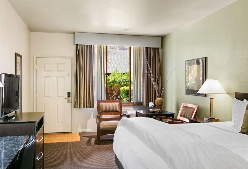 غرفة قياسية سرير كينج, Flanigan`s Resort And Spa