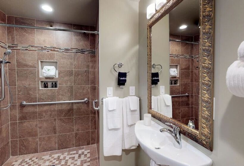 غرفة قياسية سرير كينج لذوى الإحتياجات الخاصة, Flanigan`s Resort And Spa