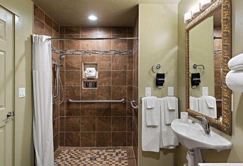 غرفة قياسية سرير كينج لذوى الإحتياجات الخاصة, Flanigan`s Resort And Spa