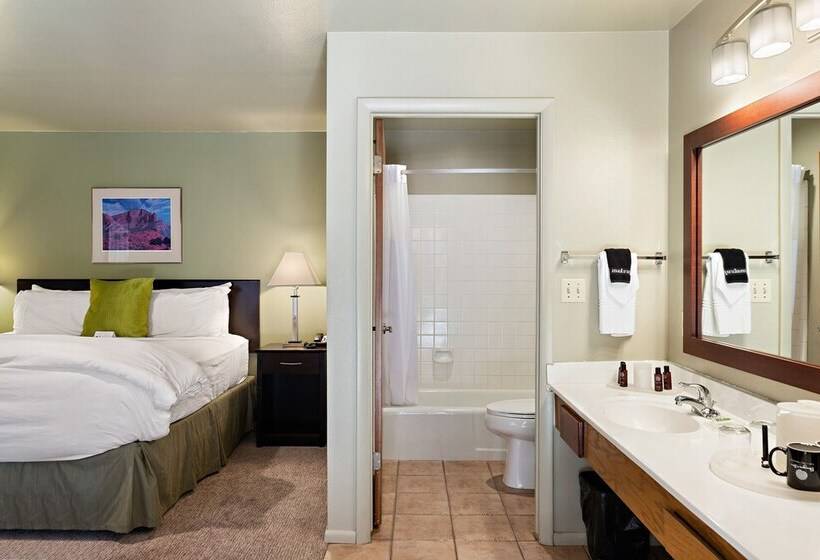 غرفة قياسية سرير كينج, Flanigan`s Resort And Spa