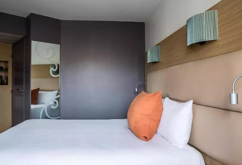 プールの見えるデラックスルーム, Grand Hôtel Roi René Aix En Provence Centre   Mgallery