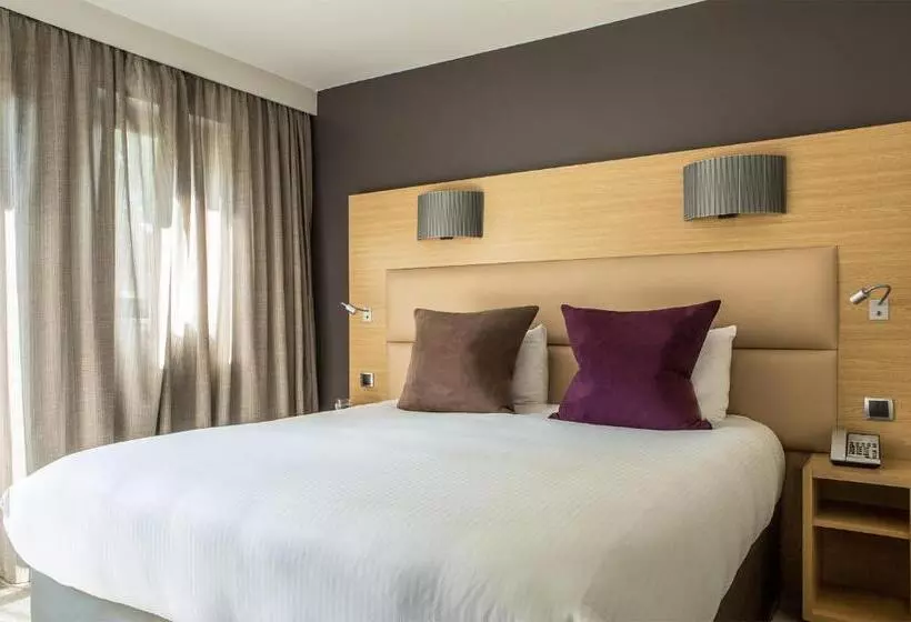 プールの見えるデラックスルーム, Grand Hôtel Roi René Aix En Provence Centre   Mgallery