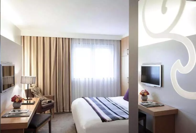 プールの見えるデラックスルーム, Grand Hôtel Roi René Aix En Provence Centre   Mgallery