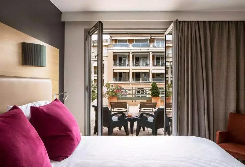 プールの見えるデラックスルーム, Grand Hôtel Roi René Aix En Provence Centre   Mgallery