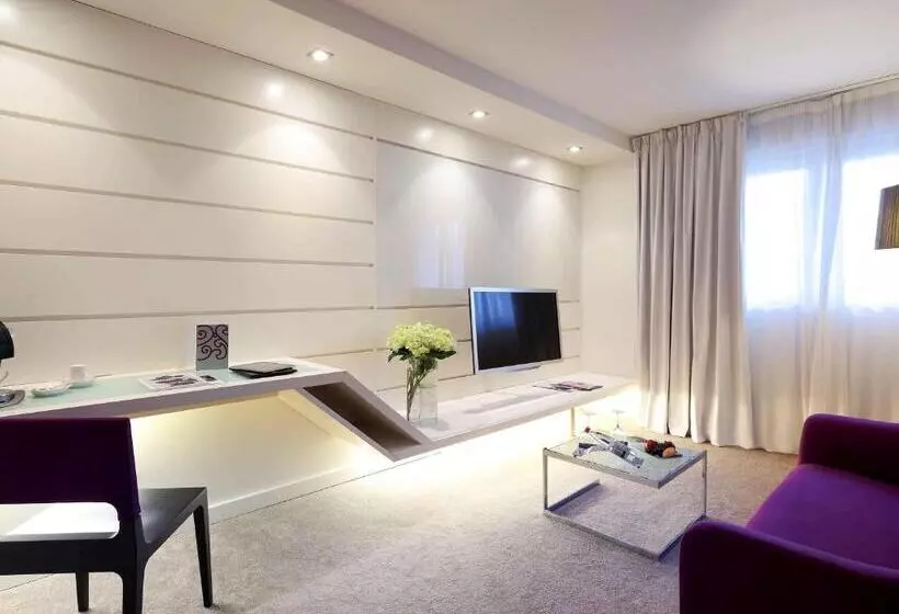 プールビュージュニアスイート, Grand Hôtel Roi René Aix En Provence Centre   Mgallery