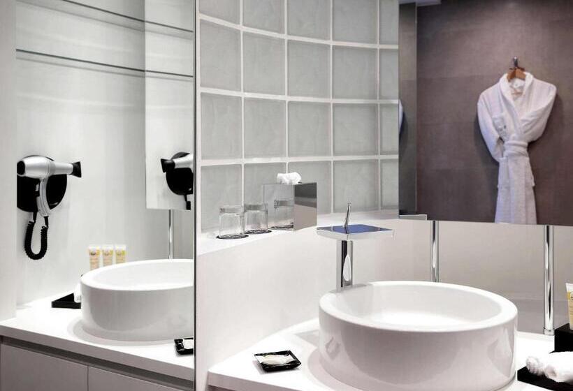 נוף לבריכה, Grand Hôtel Roi René Aix En Provence Centre   Mgallery