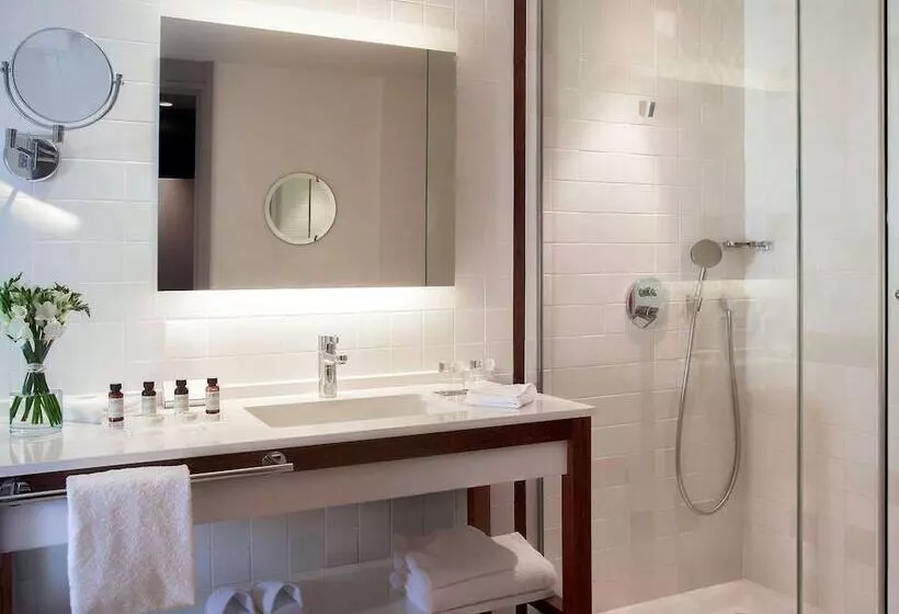 اتاق لوکس با چشم‌انداز دریا, Pullman Cannes Mandelieu Royal Casino