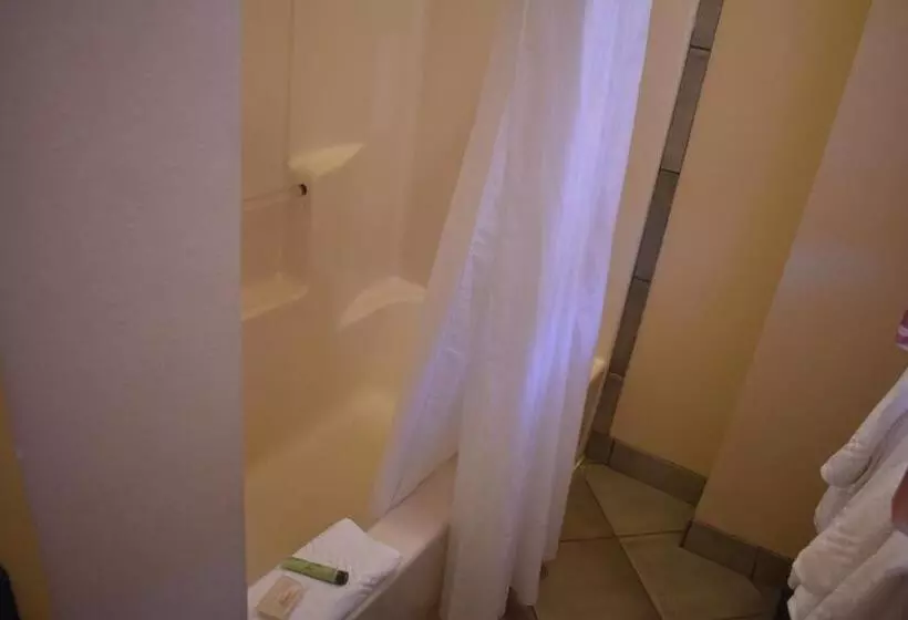 اتاق استاندارد سه نفره, Kauai Inn