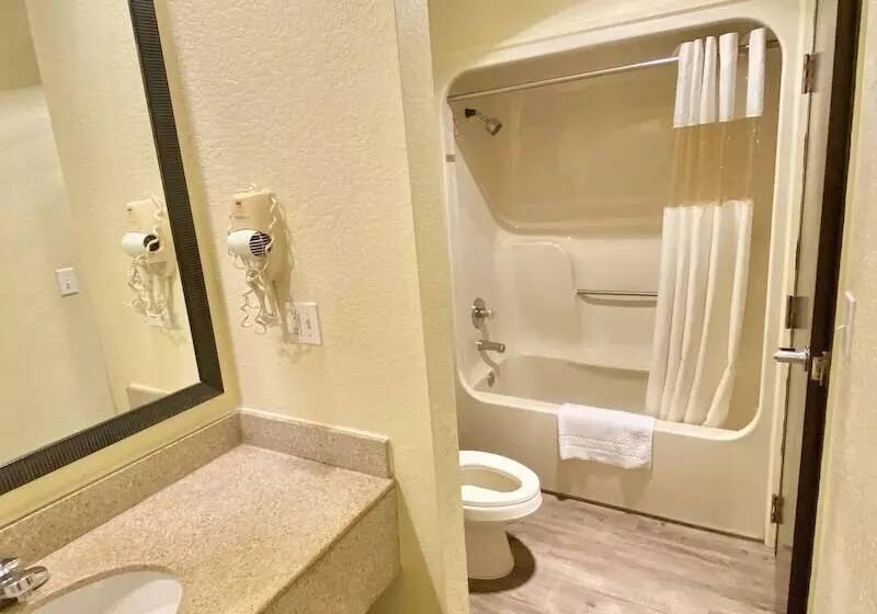 ２ダブルベッドのスタンダードルーム, Travelers Inn Elizabeth City