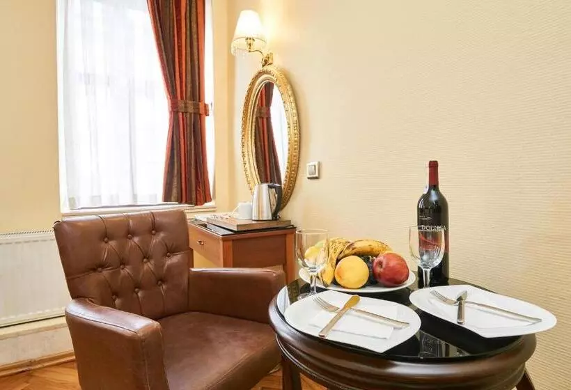 اتاق استاندارد سه نفره, Amber Hotel & Spa