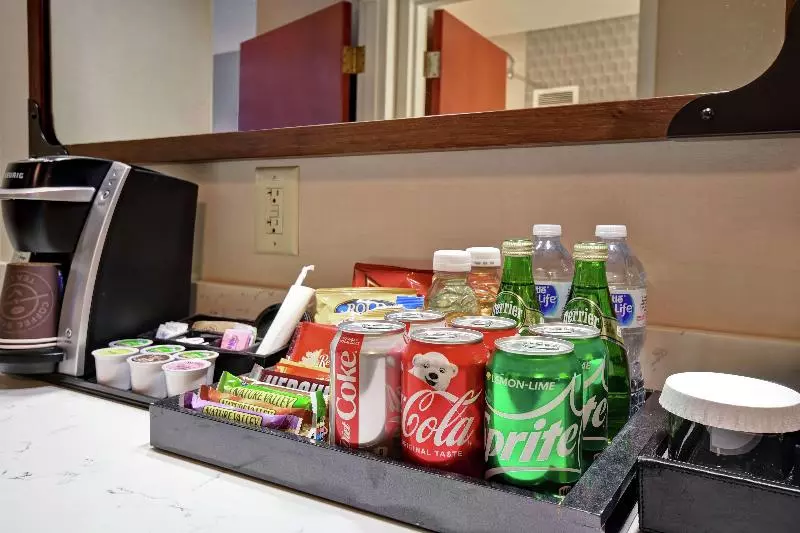 キングサイズベッドのスイートルーム, Embassy Suites Little Rock