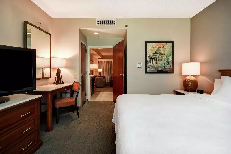 キングサイズベッドのスイートルーム, Embassy Suites Little Rock