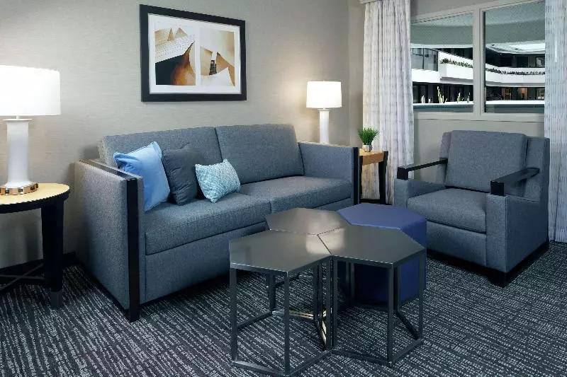 キングサイズベッドのスイートルーム, Embassy Suites By Hilton Los Angeles International Airport North