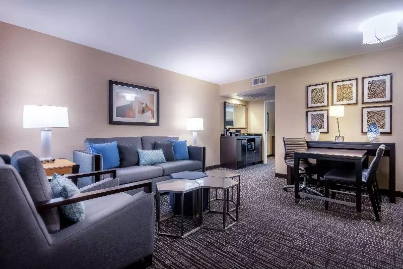 キングサイズベッドのスイートルーム, Embassy Suites By Hilton Los Angeles International Airport North