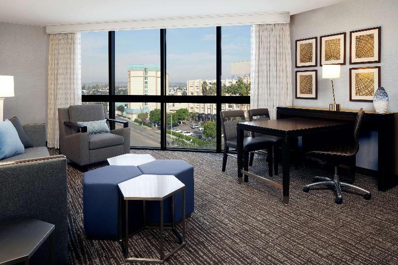 带大床的套房, Embassy Suites By Hilton Los Angeles International Airport North