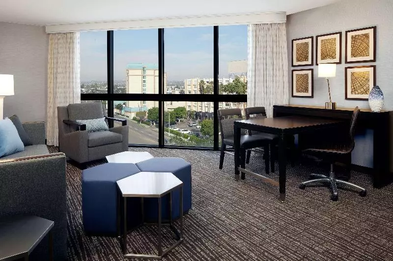 キングサイズベッドのスイートルーム, Embassy Suites By Hilton Los Angeles International Airport North