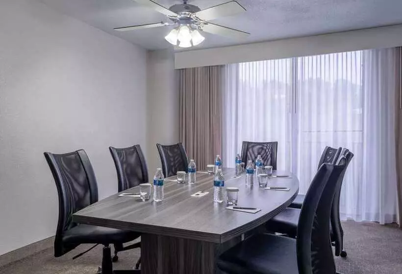 スイート, Embassy Suites Little Rock