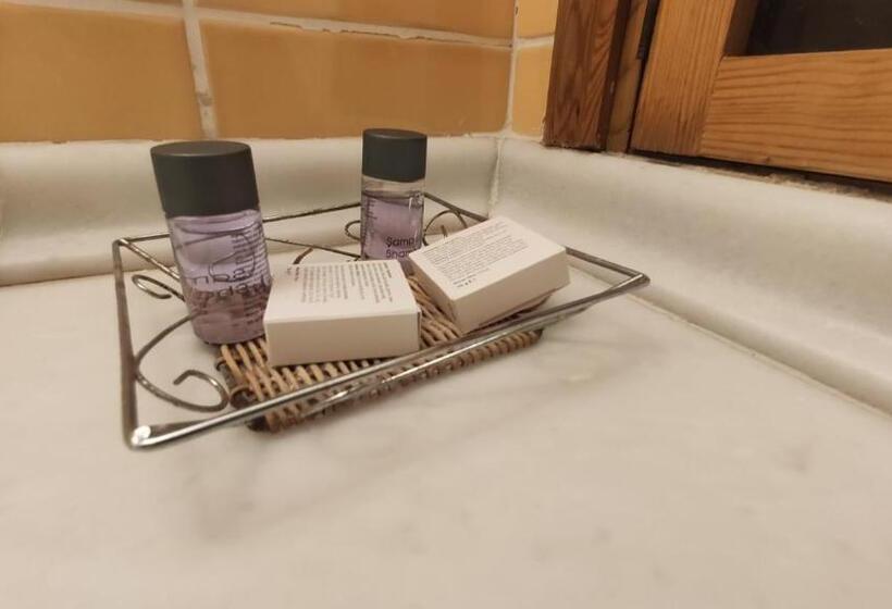 اتاق لوکس با بالکن و چشم‌انداز دریا, Turkoman