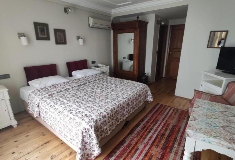 اتاق لوکس با بالکن و چشم‌انداز دریا, Turkoman