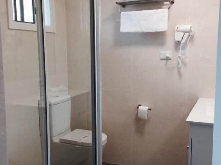 חדר דלוקס, Alexander The Great Motel