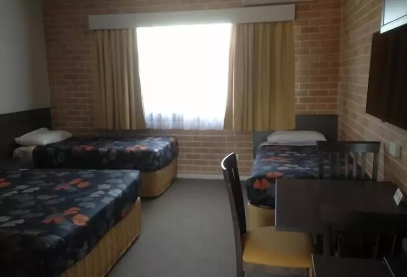 デラックスファミリールーム, Alexander The Great Motel