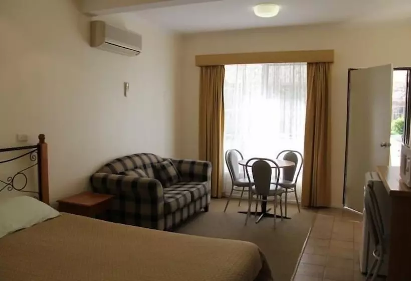 اتاق خانوادگی, Bright Avenue Motor Inn