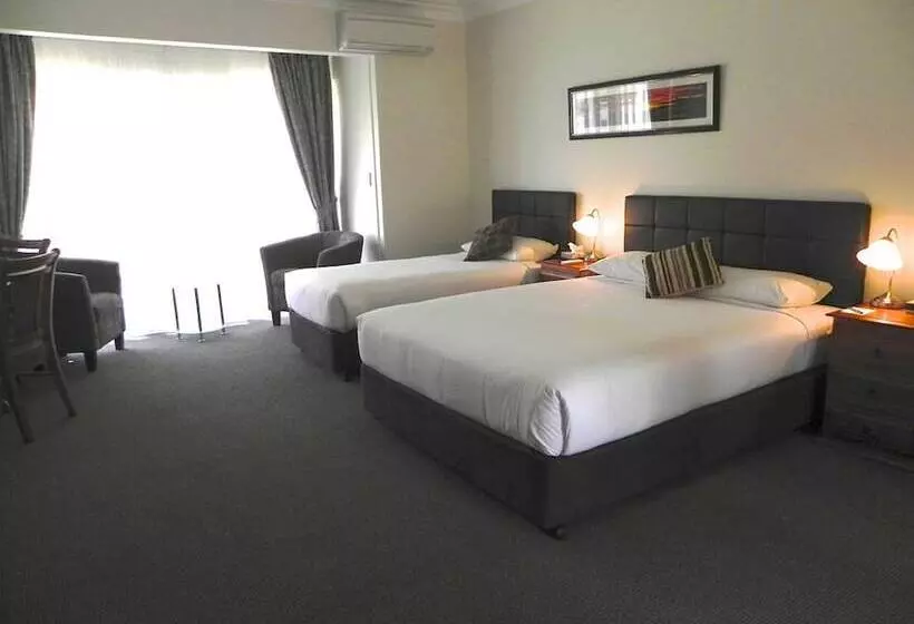سوییت لوکس, Moore Park Inn