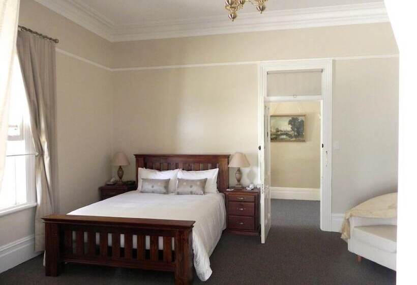 스위트, Moore Park Inn