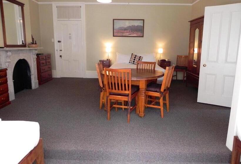 سوییت خانوادگی, Moore Park Inn