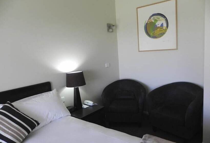 سوییت لوکس, Moore Park Inn