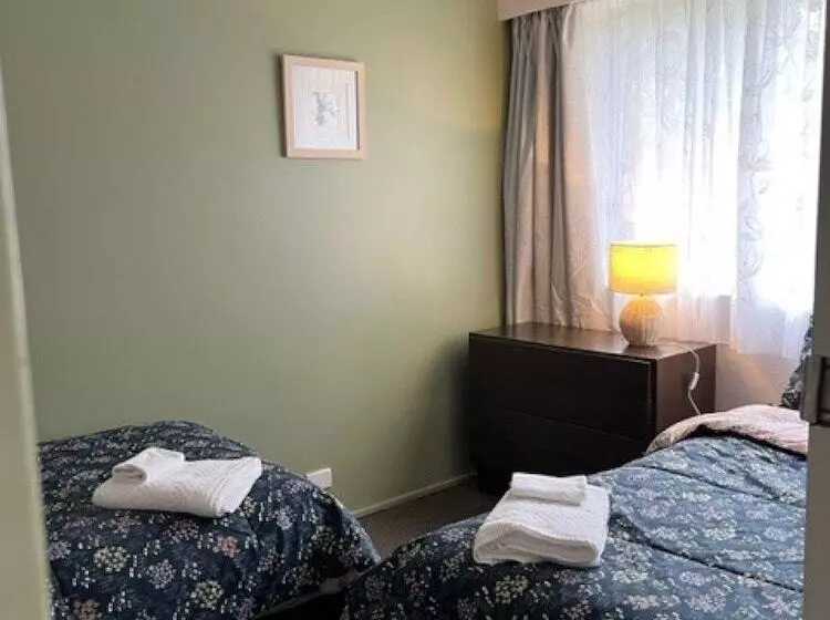 اتاق خانوادگی, Riverbank Park Motel