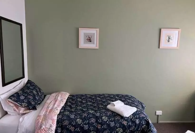 اتاق خانوادگی, Riverbank Park Motel