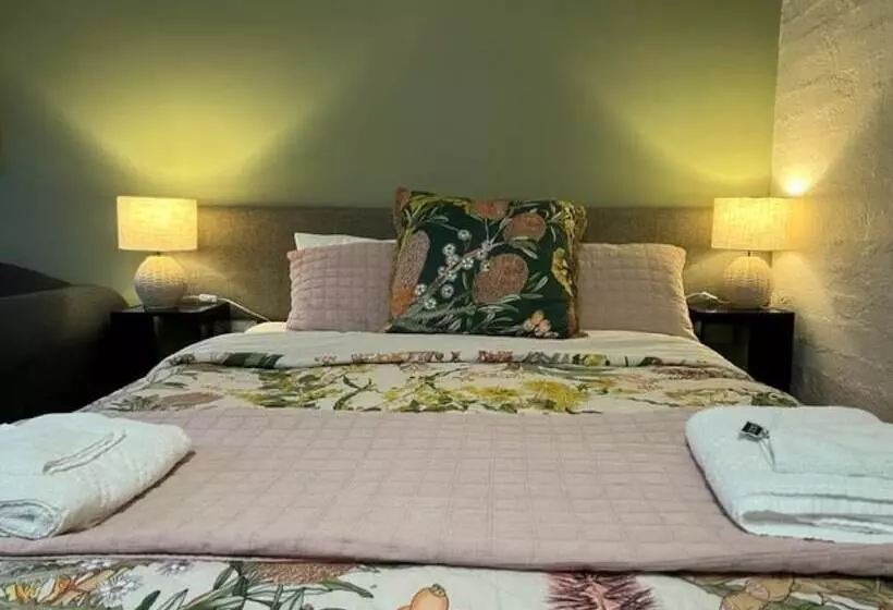 اتاق خانوادگی, Riverbank Park Motel