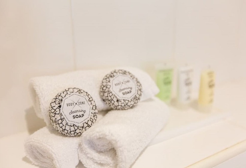 חדר משפחתי, City Square Motel