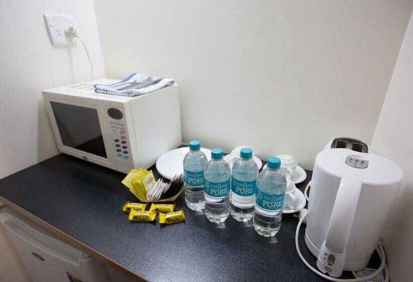 חדר משפחתי, City Square Motel