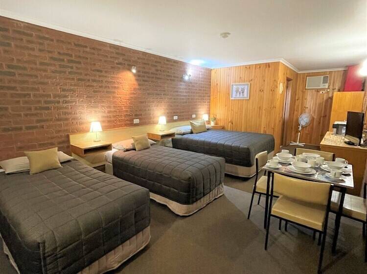 패밀리 룸, Country Roads Motor Inn