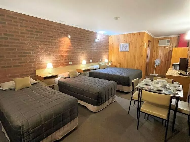 اتاق خانوادگی, Country Roads Motor Inn