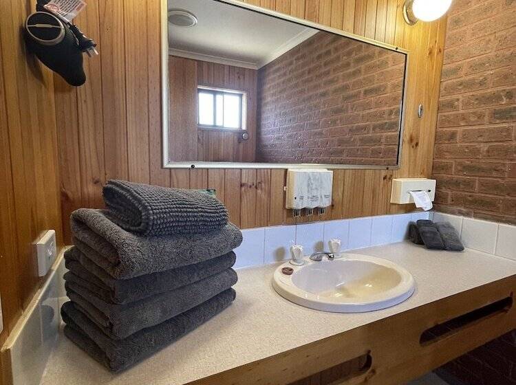 חדר משפחתי, Country Roads Motor Inn