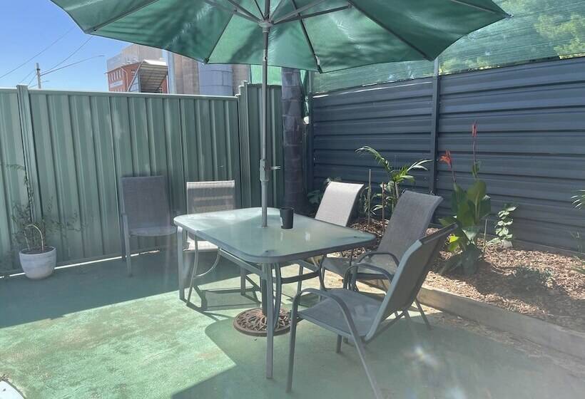 חדר משפחתי, Country Roads Motor Inn