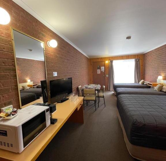 חדר משפחתי, Country Roads Motor Inn