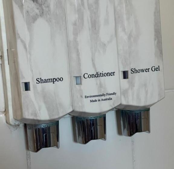 חדר משפחתי, Country Roads Motor Inn