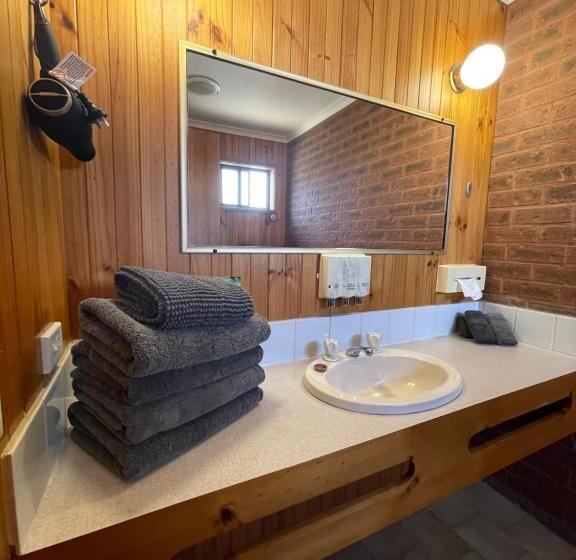 חדר משפחתי, Country Roads Motor Inn