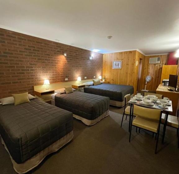 חדר משפחתי, Country Roads Motor Inn