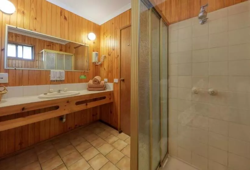 اتاق لوکس, Country Roads Motor Inn