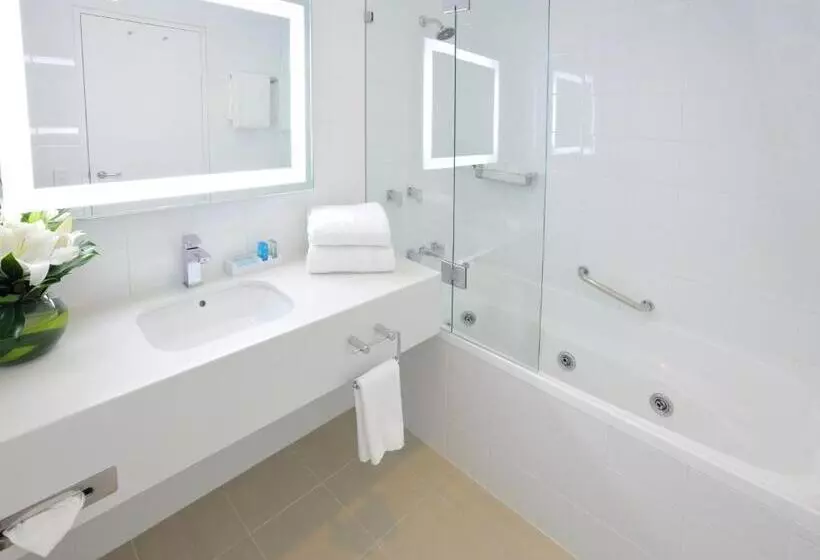 اتاق لوکس با تخت بزرگ, Novotel Melbourne Glen Waverley