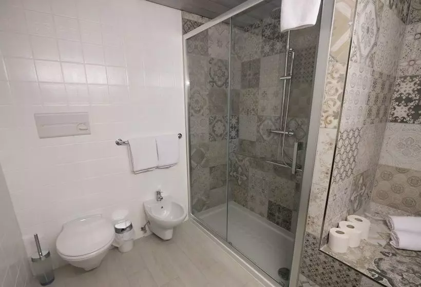 اتاق استاندارد سه نفره, Family Hotel Schloss Rosenegg