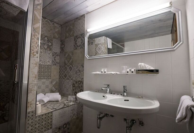 Номер Стандарт Трехместный, Family Hotel Schloss Rosenegg